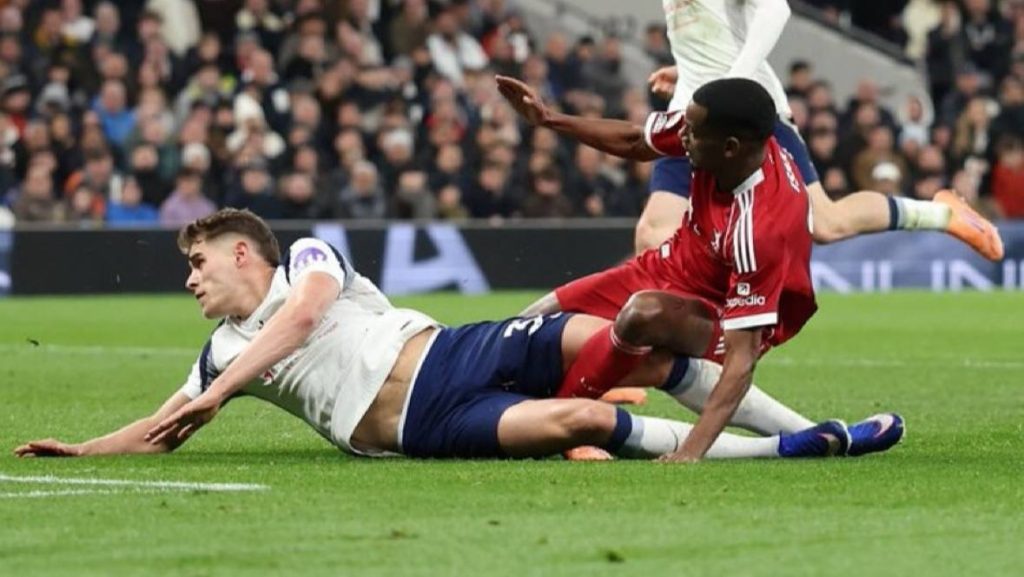 Liverpool striker Alexander Isak suffers fractured ankle and undergoes surgery after injury in Premier League win over Tottenham. Return date remains uncertain.