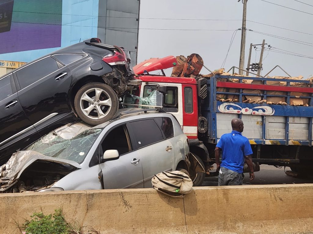 Tomato truck causes multi-car crash on Otedola bridge
