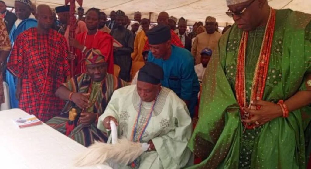 Oba Rasheed Adewolu Ladoja’s handshake refusal highlights wisdom, protocol, and Yoruba etiquette, showing that not every hand extended deserves acceptance.