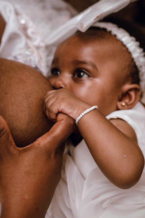 A Nigerian woman insists monthly pay during pregnancy and breastfeeding, sparking online debate as people argue whether support or love should drive the decision.
